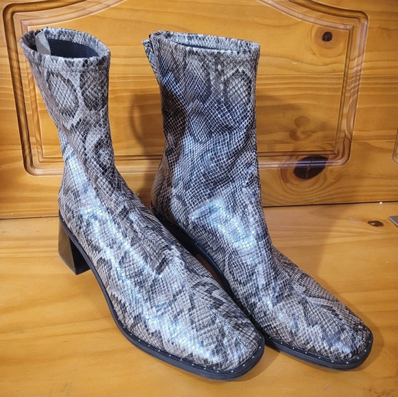 BOSS Python Print Fitted Ankle Boots - Picture 6 of 12